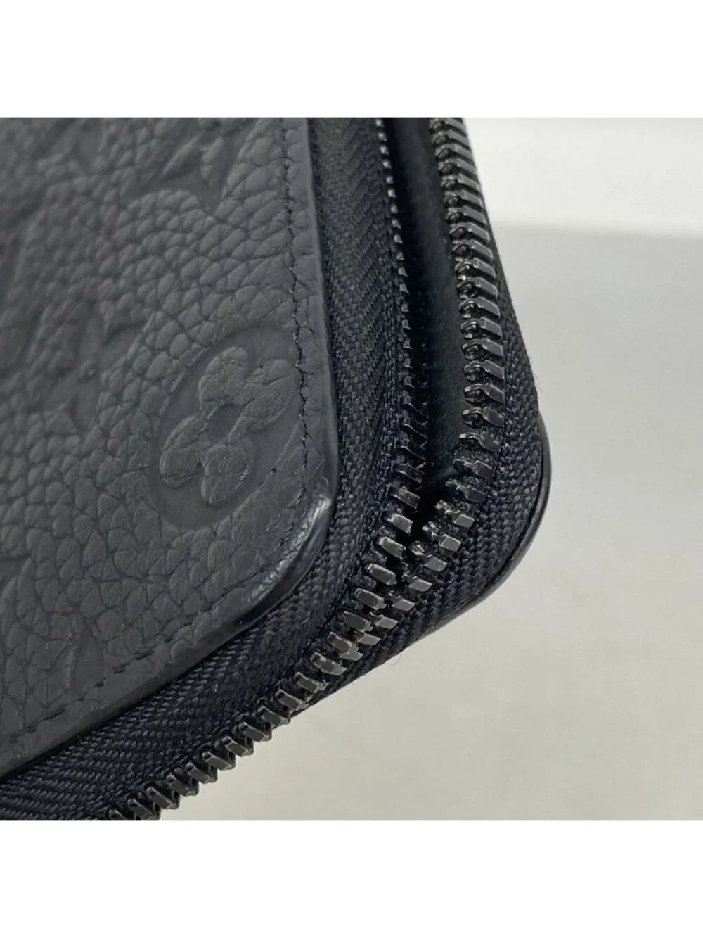 Louis Vuitton Wallet Monogram Taurillon Zippy Vertical Noir